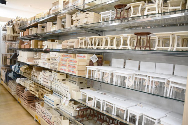 百元店的商品種類繁多,從高品質(zhì)的電器商品到最潮的時(shí)尚用品,一定會(huì)讓您驚喜無(wú)比。