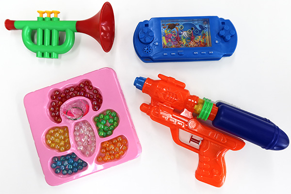 有娃娃家玩具、玩具武器,還有更多種類的商品可供選擇,這些玩具區(qū)給孩子們帶來(lái)了純真無(wú)邪的快樂。