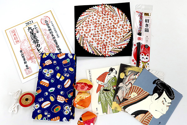 在百元店可以買到富有日本特色的商品,這使百元店成為購(gòu)買紀(jì)念品饋贈(zèng)親友的熱門選擇。當(dāng)然,您也可以隨時(shí)為自己購(gòu)買商品。